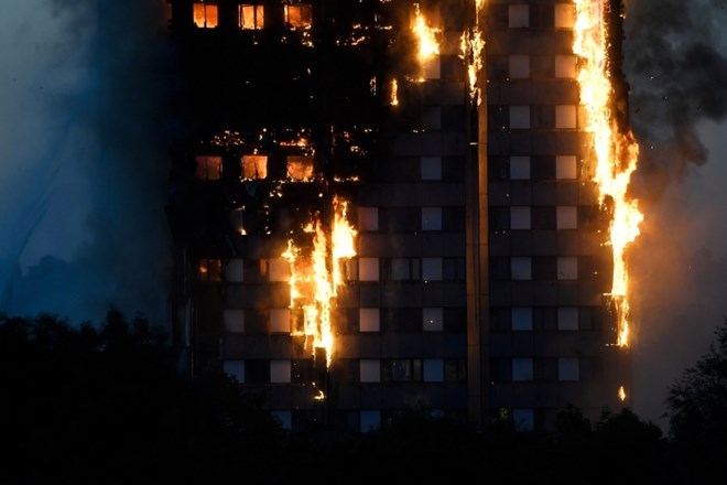Londonski gasilci takšnega požara še niso doživeli, škodo utrpel tudi Slovenec 