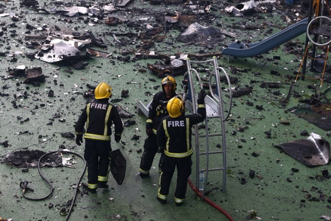 Londonski gasilci takšnega požara še niso doživeli, škodo utrpel tudi Slovenec 