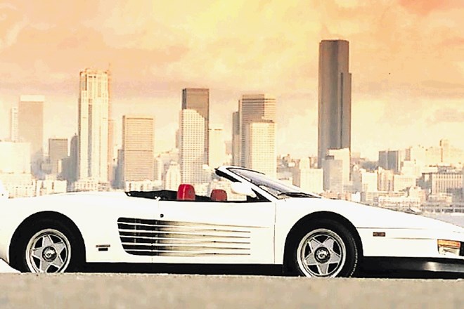 Za snemanje serije Miami Vice je Ferrari producentom podaril dva avtomobila testarossa  bele barve.