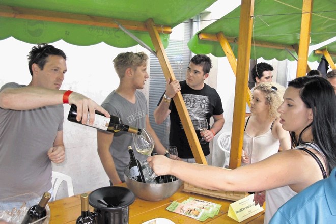 Med vinarji in obiskovalci na festivalu vina zelen v Vipavskem Križu je bilo tokrat tudi veliko mladih.