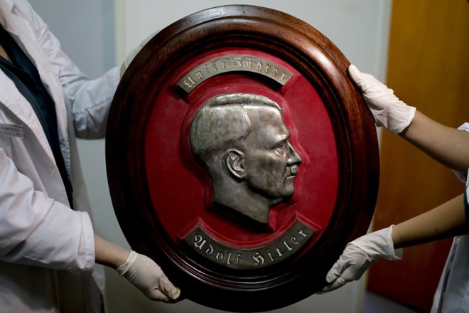 V skrivni sobi v knjižnici blizu Buenos Airesa našli nacistično zakladnico