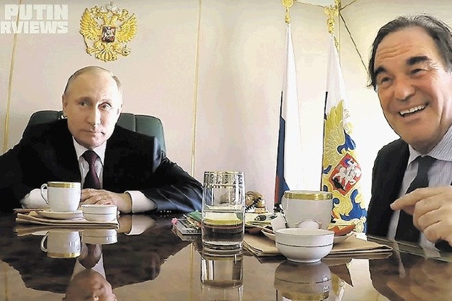 Putin je Stonu razkazal  svoje tri pisarne in situacijsko sobo, v kateri je poskrbel tudi za brez dvoma vnaprej zrežirano...