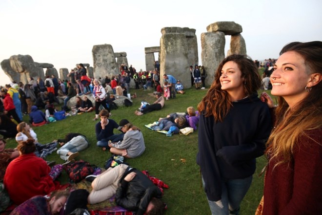 Poletni solsticij pri Stonehengeu pozdravilo 13 tisoč navdušencev