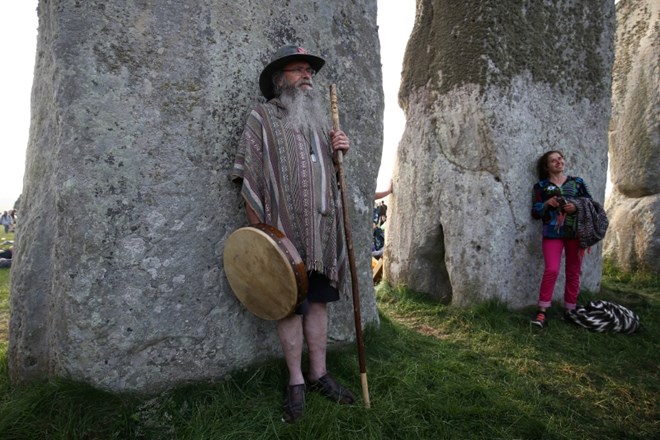 Poletni solsticij pri Stonehengeu pozdravilo 13 tisoč navdušencev