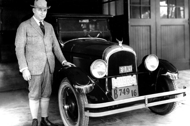 Walter P. Chrysler je svoj prvi avtomobil, ki je nosil njegovo ime, predstavil leta 1924 – šlo je za model chrysler six....