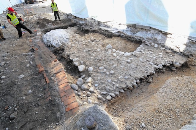 Arheološka ekipa je med rekonstrukcijo ceste v središču Kamnika izvedla izkop, čiščenje, dokumentiranje in izmere ostalin...