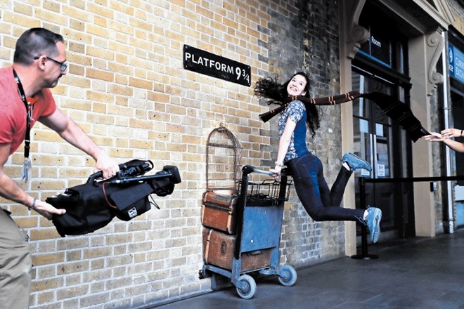 Priljubljena točka za fotografiranje je peron 9 3/4 na londonski postaji Kings Cross Station, od koder je Harry Potter...
