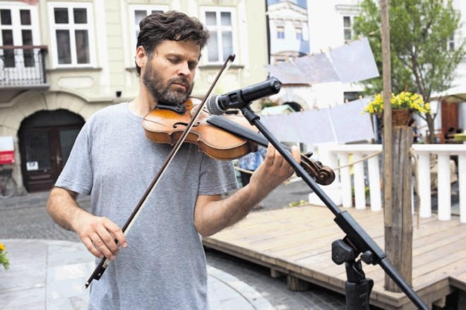 Da je pred Drugo violino in po  Starem trgu odmevala violinska glasba, je poskrbel violinist Bruno.