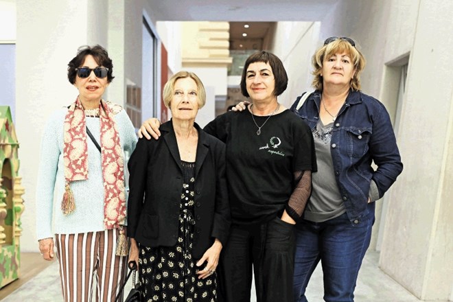 Katalonka Eulalia Grau (levo) in članice kolektiva Žene u crnom svojo umetnost, ki izhaja iz upora in neposlušnosti,...