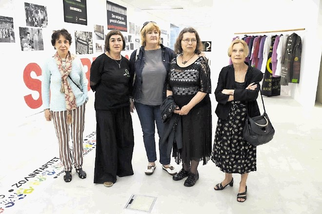 Eulalia Grau (prva levo), Katalin Ladik (druga desno) in Žene u crnom na razstavi Neposlušne v Muzeju sodobne umetnosti...