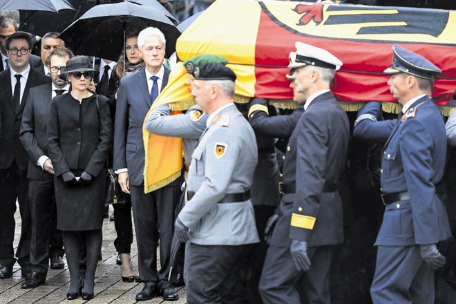 Maike Kohl - Richter je del pogrebnih slovesnosti za možem Helmutom Kohlom v Speyerju spremljala v družbi nekdanjega...