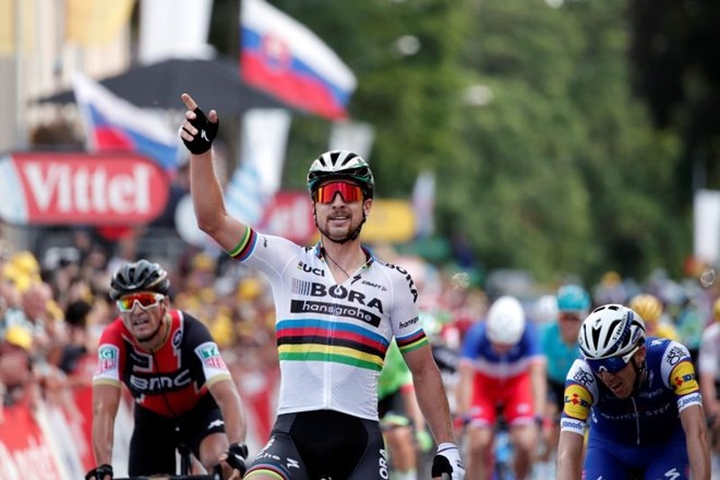 Slovak Peter Sagan (v ospredju) se je takole veselil zmage v ciljnem sprintu na včerajšnji etapi Toura.