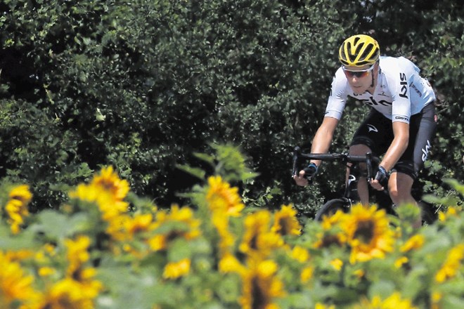 Chris Froome je v prvih etapah kolesarske dirke Tour de France opazoval rumeno barvo, včeraj pa je že oblekel rumeno majico...
