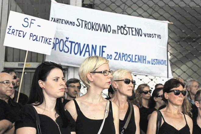 Zaposleni v Slovenski filharmoniji so se  zbrali pred zgradbo ministrstva za kulturo in javno izrazili svoj protest zoper...