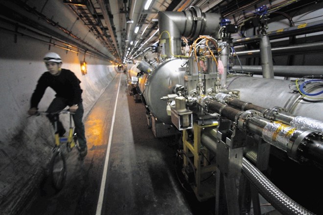 Cernov pospeševalnik delcev leži v 27-kilometrskem krožnem predoru pod Ženevo.