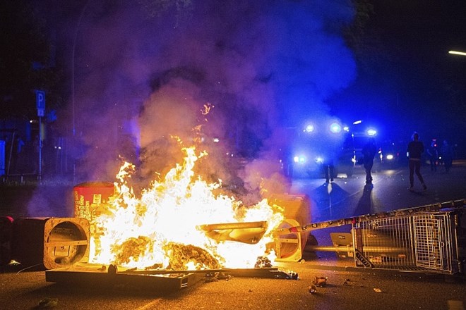 Protestniki v Hamburgu zažigali barikade in avtomobile, policija nadnje z vodnim topom