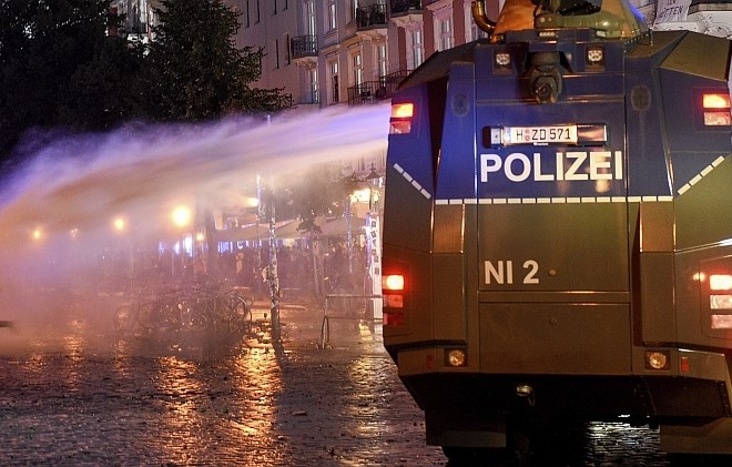 Protestniki v Hamburgu zažigali barikade in avtomobile, policija nadnje z vodnim topom