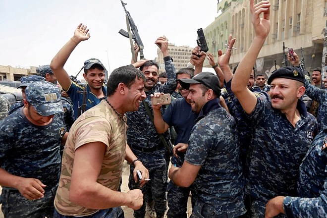 Mosul ni več pod nadzorom IS: iraški vojaki zmago proslavili s plesom, islamisti poskakali v Tigris