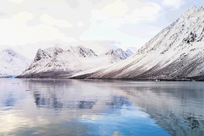 Z L16 slikan krajinski motiv arktične pokrajine Svalbard