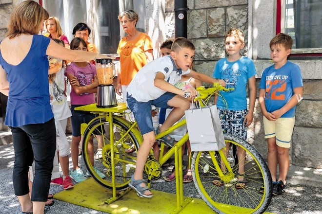 Otroci si  za konec športnih počitnic s pomočjo kolesa sami pripravijo sadni sok.