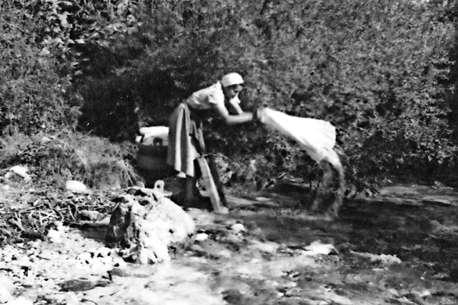 V Stari Fužini v Bohinju so ženske leta 1960 perilo splakovale v potoku.