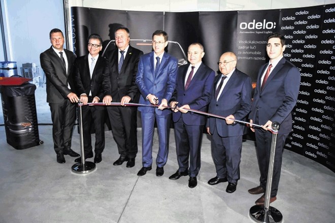 Novo proizvodno-logistično halo je namenu predal premier Miro Cerar (v sredini).