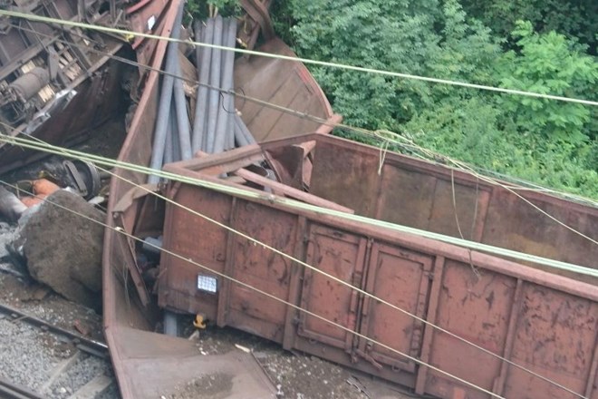 V Kranju se je iztirilo nekaj vagonov tovornega vlaka