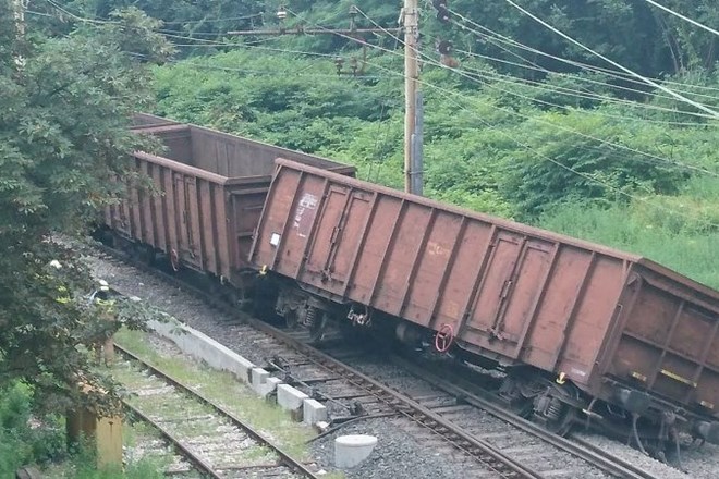 V Kranju se je iztirilo nekaj vagonov tovornega vlaka