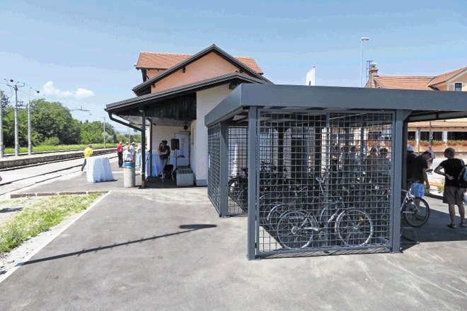 Poleg prenovljene železniške postaje je pomembna pridobitev tudi kolesarnica.