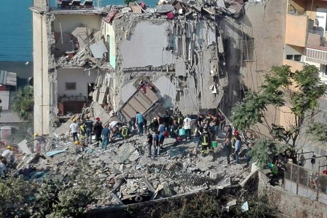 Pri Neaplju se je zrušila štirinadstropna zgradba, osem pogrešanih 