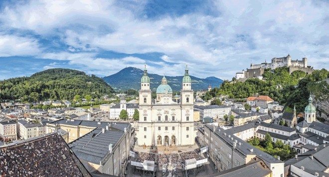 Pred katedralo na Domplatzu v Salzburgu bodo tudi letos uprizarjali dramo Huga von Hofmannsthala Slehernik, ki je zaščitni...
