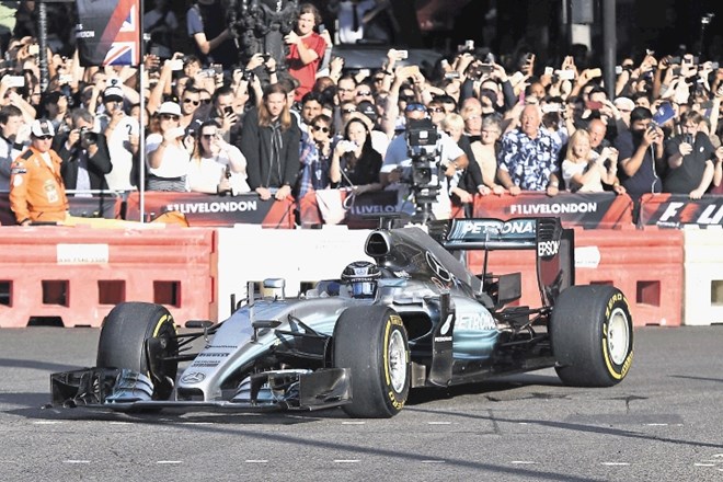 Ljubitelji formule 1 so v središču Londona navdušeno pozdravili dirkače (na fotografiji Valtteri Bottas), ki se bodo v...