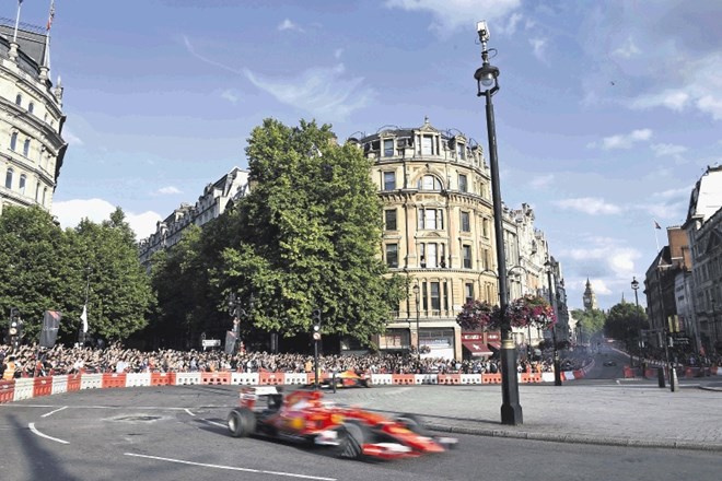 Ljubitelji formule 1 so v središču Londona navdušeno pozdravili dirkače (na fotografiji Sebastian Vettel), ki se bodo v...