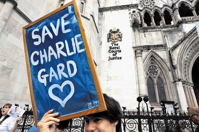 Pred londonskim sodiščem so podporniki včeraj z napisi »Rešite Charlieja Garda« pozivali sodnika, naj fantku dovoli še zadnji...
