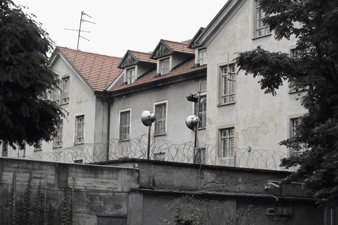 Zapor v Povšetovi ulici deluje v zgradbah, ki niso bile grajene za namene zapora, zgradbe so dotrajane in v slabem stanju,...