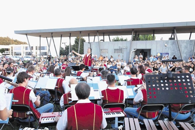 Na otvoritvenem koncertu filmske glasbene klasike Godbe Domžale se je v poletnem kinu v Češminovem parku zbralo več kot 700...