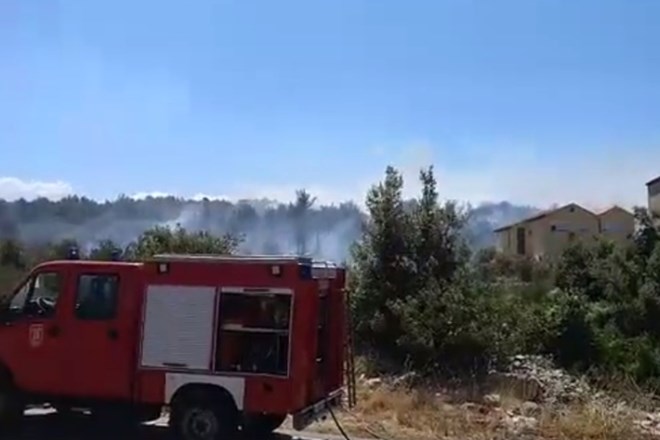 Na Hrvaškem in v Črni gori divjajo požari, gašenje ponekod otežuje veter