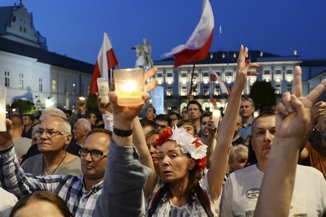 Protesti pred parlamentom v Varšavi.
