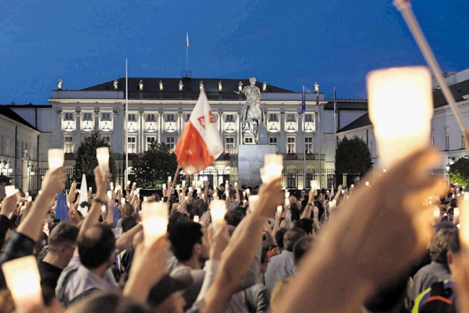 Poljaki so pred parlamentarno palačo v sredo zvečer prižigali sveče v znak nasprotovanja  reformam sodstva, ki so po mnenju...