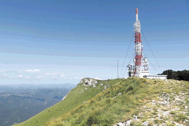 Na 1223 metrov visokem vrhu Nanosa, imenovanem Pleša, stoji televizijski oddajnik. RTV Slovenija ima tam muzej analogne...