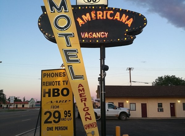 Eden slikovitejših krajev ob Route 66 je Tucumcari v Novi Mehiki, ki s pisanimi utripajočimi neonskimi znaki zelo spominja na...