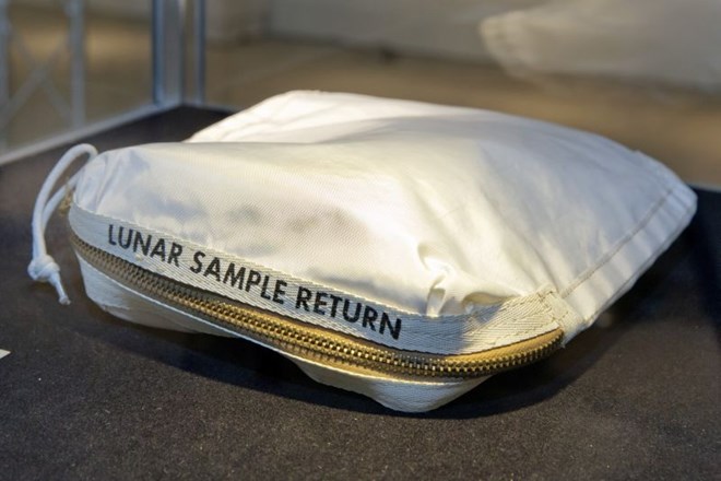 Anonimni kupec za torbo z Luninim prahom odštel poldrugi milijon evrov 