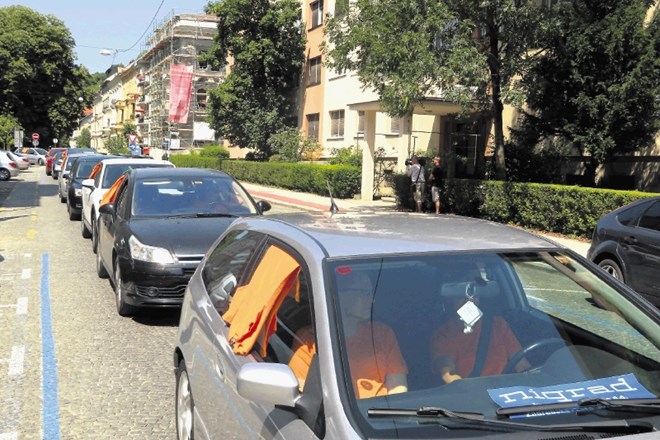 Včeraj, že drugič ta teden, so Nigradovi zaposleni protestirali pred sedežem Mestne občine Maribor. S približno 40 avtomobili...
