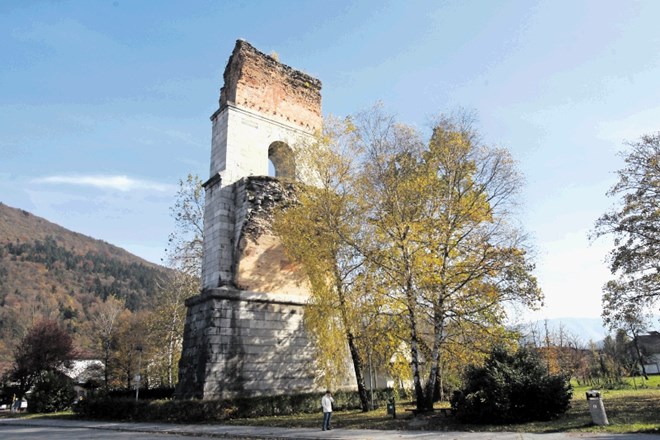 Od znamenitega borovniškega viadukta je ostal še en steber.
