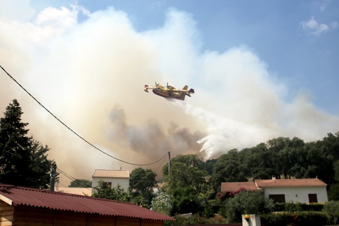 S požari imajo težave tudi na Korziki, zgorelo je že najmanj 2000 hektarov površine.