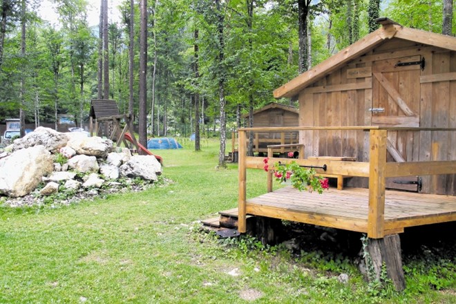 V vse bolj obiskanem kampu Alpe je obiskovalcem na voljo tudi pet lesenih alpskih hišk.