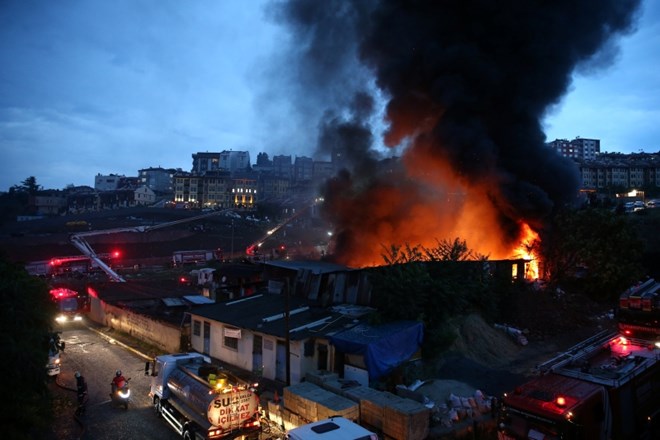 V Istanbulu je v četrtek zvečer nevšečnosti povzročal tudi požar, ki ga je povzročil udar strele.