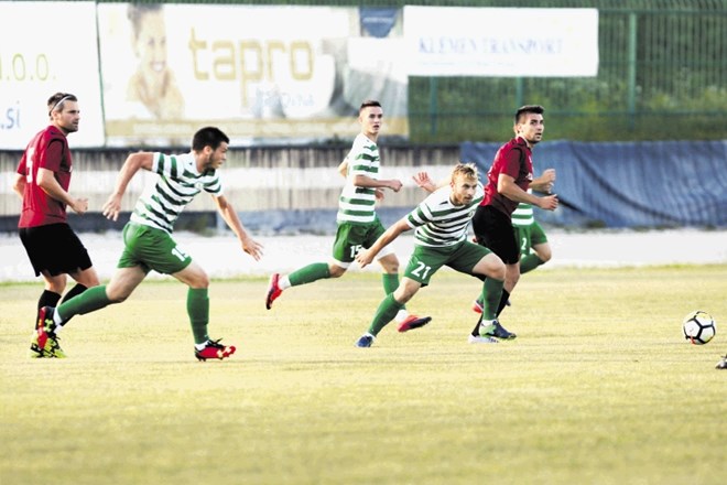Nogometaši Ilirije (v zeleno-belih majicah) bodo novinci v drugi ligi, ki se bo začela konec tedna.