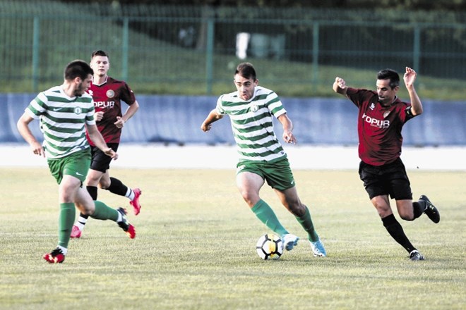 Nogometaši Ilirije (v zeleno-belih majicah) bodo novinci v drugi ligi, ki se bo začela konec tedna.