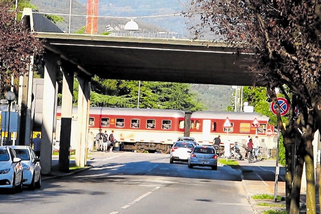 Železniška proga v Novi Gorici prečka Erjavčevo cesto, ki se nadaljuje v sosednjo Italijo.